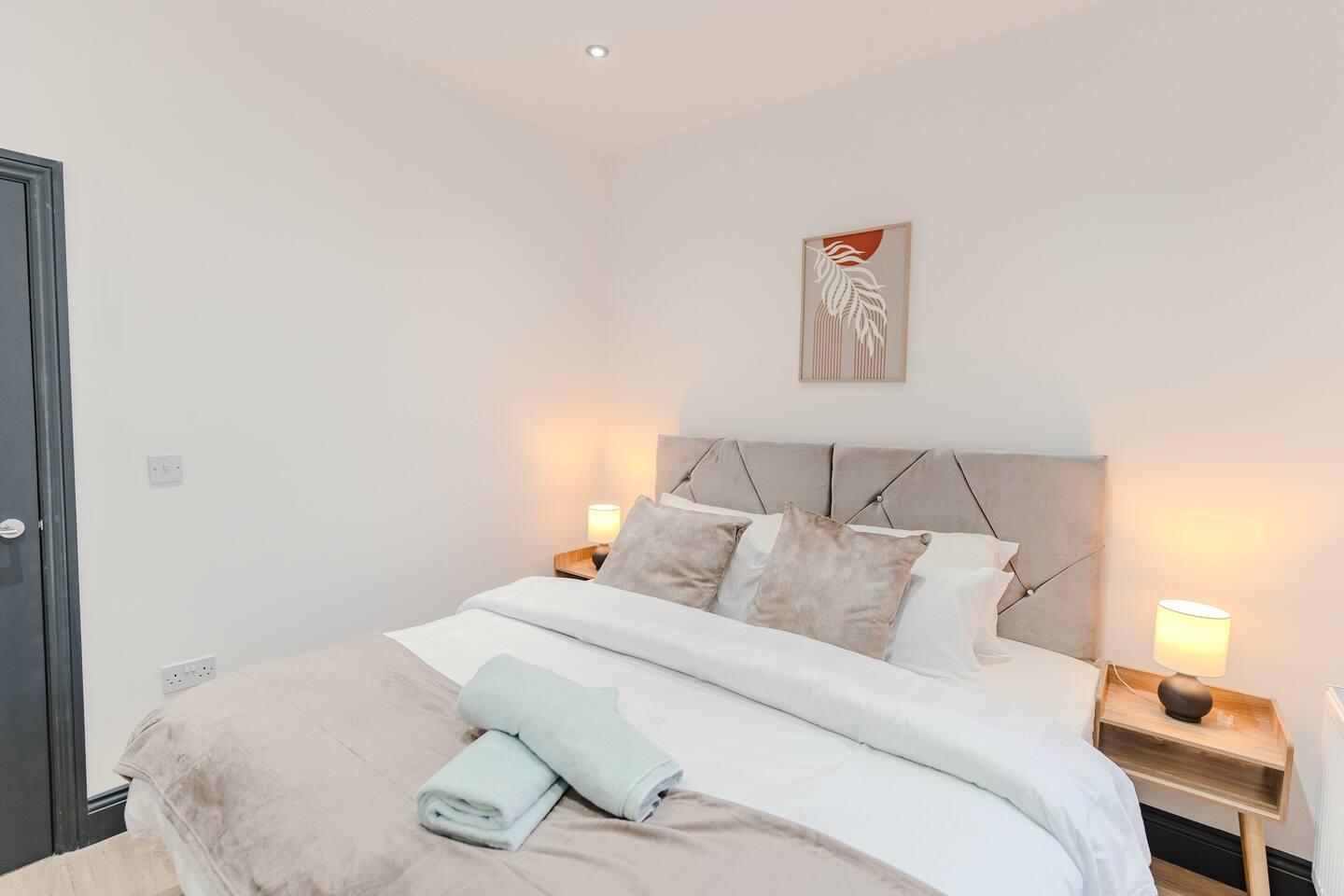 Charming & Cozy 2 BR flat. Steps from Everything6